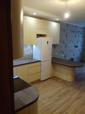 Кремовая кухня в современном стиле