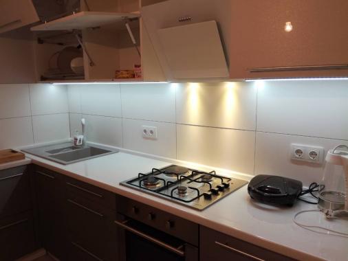 Угловая светлая кухня с LED подсветкой "Allsta"