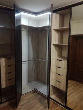 Кутова шафа купе з дзеркалом