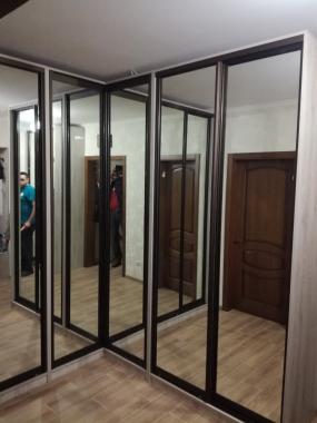 Кутова шафа купе з дзеркалом