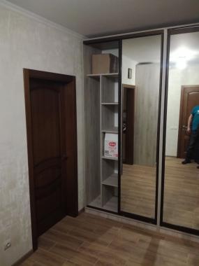 Кутова шафа купе з дзеркалом