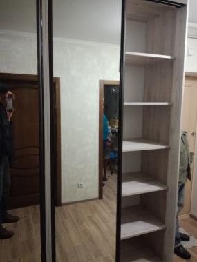Кутова шафа купе з дзеркалом