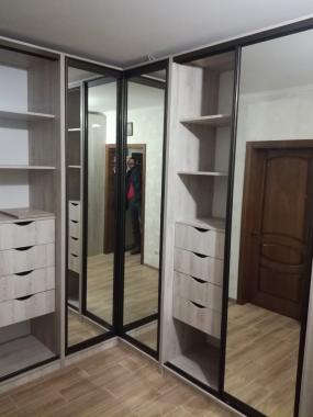 Кутова шафа купе з дзеркалом